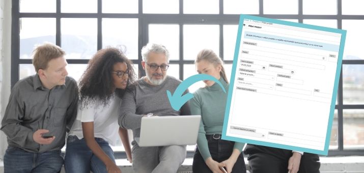 Lidé vyplňují na notebooku projekt na www.freelance.cz